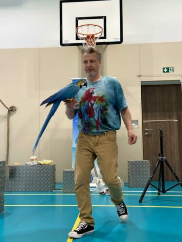 7EECB79D-A8B2-4E2B-931B-F0A337A1C783