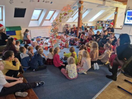 ZŠ Družec: prosinec ve škole (divadlo, plavání, krmení zvířat, nadílka) - prosinec 2025